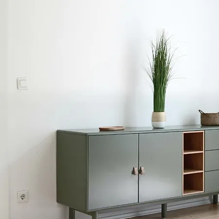 Grosszuegige Wohnung Im Villenviertel 2 Schlafzimmer Und Loggia Appartement