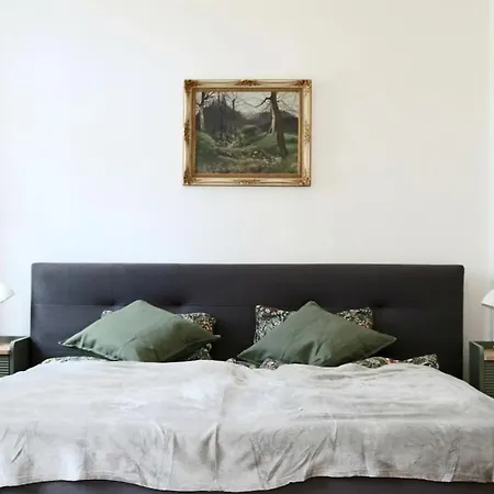 Grosszuegige Wohnung Im Villenviertel 2 Schlafzimmer Und Loggia Appartement *
