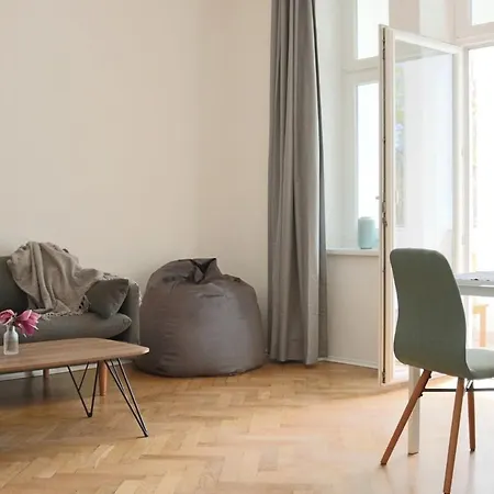 Grosszuegige Wohnung Im Villenviertel 2 Schlafzimmer Und Loggia