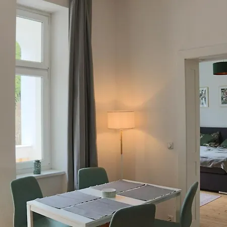 Appartement Grosszuegige Wohnung Im Villenviertel 2 Schlafzimmer Und Loggia *