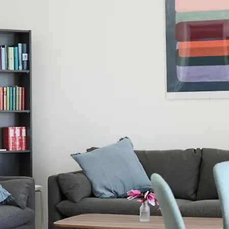 Grosszuegige Wohnung Im Villenviertel 2 Schlafzimmer Und Loggia *