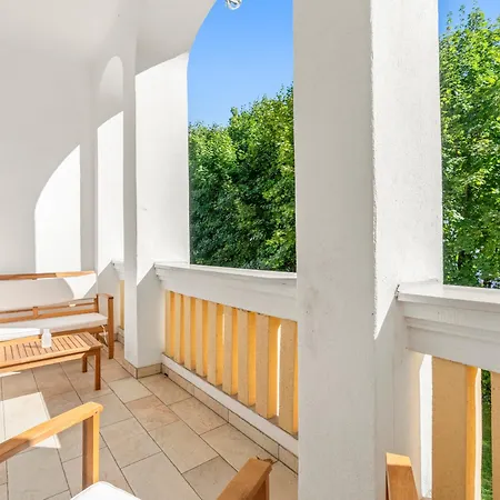Grosszuegige Wohnung Im Villenviertel 2 Schlafzimmer Und Loggia