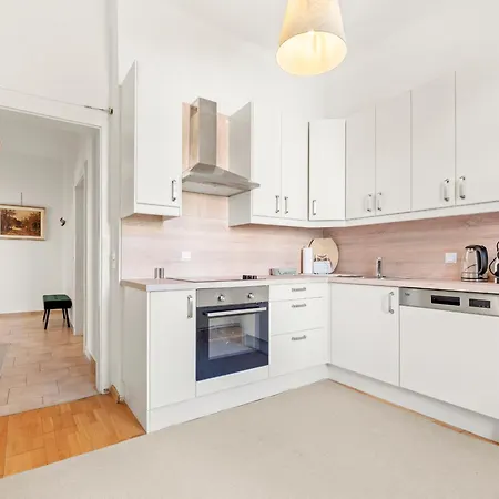 Grosszuegige Wohnung Im Villenviertel 2 Schlafzimmer Und Loggia Appartement *