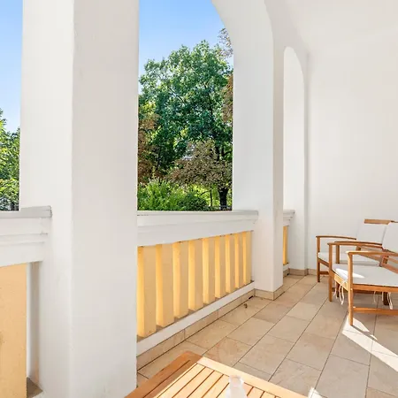 Grosszuegige Wohnung Im Villenviertel 2 Schlafzimmer Und Loggia Appartement