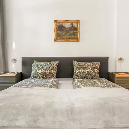 Appartement Grosszuegige Wohnung Im Villenviertel 2 Schlafzimmer Und Loggia