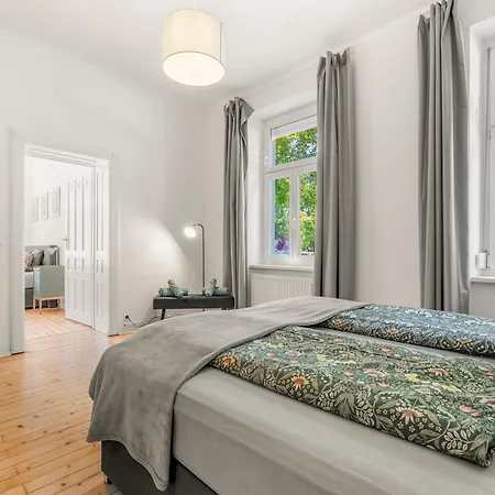 Grosszuegige Wohnung Im Villenviertel 2 Schlafzimmer Und Loggia Appartement *