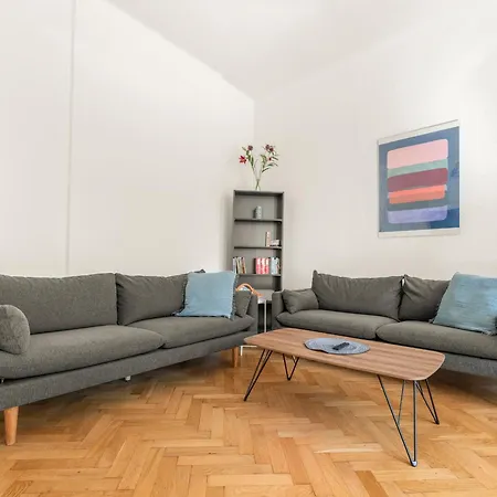 Appartement Grosszuegige Wohnung Im Villenviertel 2 Schlafzimmer Und Loggia *