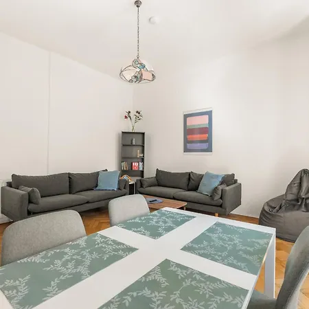 Grosszuegige Wohnung Im Villenviertel 2 Schlafzimmer Und Loggia Villach