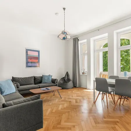 Grosszuegige Wohnung Im Villenviertel 2 Schlafzimmer Und Loggia Appartement *