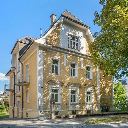 Appartement Grosszuegige Wohnung Im Villenviertel 2 Schlafzimmer Und Loggia *