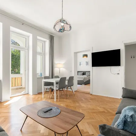 Grosszuegige Wohnung Im Villenviertel 2 Schlafzimmer Und Loggia *