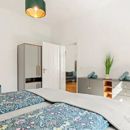 Appartement Grosszuegige Wohnung Im Villenviertel 2 Schlafzimmer Und Loggia