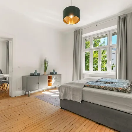 Grosszuegige Wohnung Im Villenviertel 2 Schlafzimmer Und Loggia *